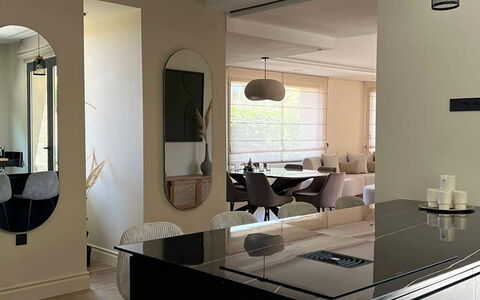 Villa Habiba: Møbel, Indretning, Gulvbelægning, Lysarmatur, Træ, Loft, Countertop, Køkken, Etage, Belysning