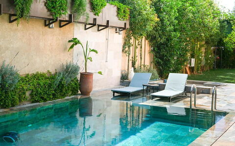 Villa Habiba: Svømmepøl, Vand, Udendørs Møbler, Udvej, Møbel, Kompositmateriale, Water Feature, Liggestol, Skygge, Eco Hotel