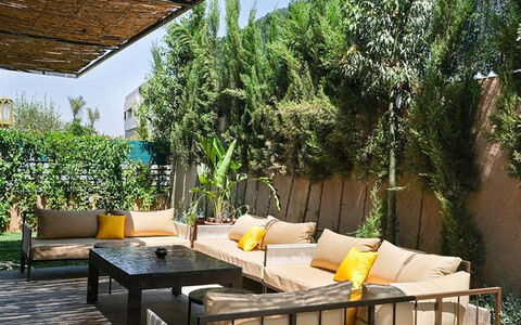 Villa Habiba: Møbel, Udendørs Møbler, Træ, Skygge, Have, Udendørs Bord, Stol, Blomsterkrukke, Backyard