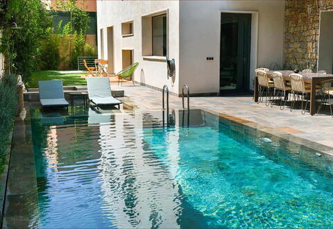 Villa Habiba: Svømmepøl, Kompositmateriale, Water Feature, Backyard, Udendørs Møbler, Afspejling, Udvej, Flise, Stol, Flise