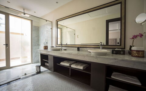 Villa Malak: Badeværelsesvask, Sanitærarmatur, Gulvbelægning, Indretning, Badeværelse, Væg, Håndvask, Countertop, Etage, Tap