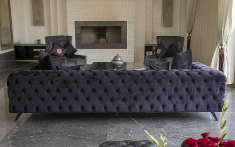 Villa Malak: Couch, Møbel, Stue, Throw Pillow, Naturmateriale, Pude, Læder