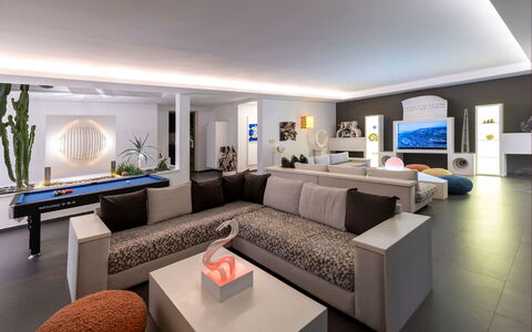 Villa Malika: Møbel, Indretning, Couch, Gulvbelægning, Lejlighed, Etage, Loft, Stue, Hjem, Belysning