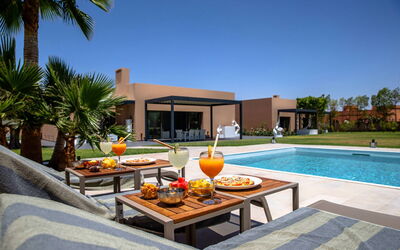 Villa Malika: Svømmepøl, Udvej, Udendørs Møbler, Eco Hotel, Fritid, Skygge, Estate, Landscaping, Have, Hacienda