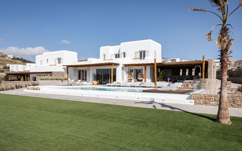 Villa Aspasia: Udvej, Svømmepøl, Villa, Eco Hotel, Hotel, Køkken & Spisebord