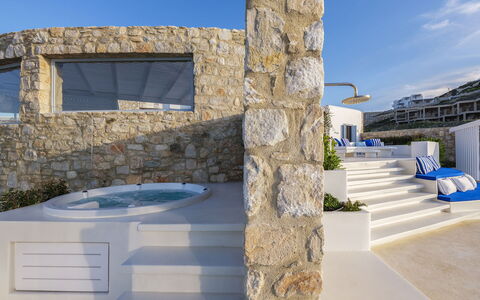 Villa Nikolas: Udvej, Svømmepøl, Hotel, Skygge, Villa, Naturmateriale, Stol, Penthouselejlighed, Eco Hotel