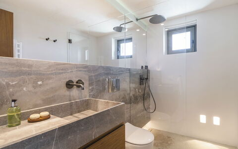 Villa Achille: Gulvbelægning, Sanitærarmatur, Væg, Badeværelse, Indretning, Etage, Håndvask, Countertop, Badeværelsesvask, Lysarmatur