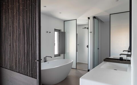 Villa Pegaso: Indretning, Væg, Gulvbelægning, Træ, Etage, Sanitærarmatur, Badekar, Badeværelse, Loft, Arkitektur