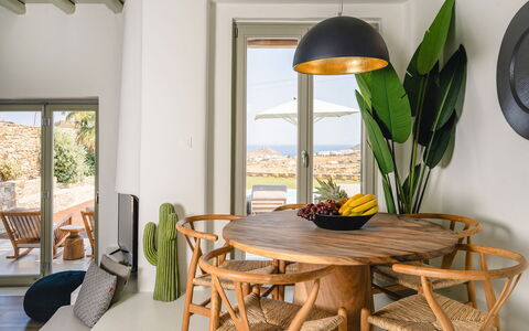 Villa Demetra: Møbel, Træ, Bord, Indretning, Stol, Belysning, Køkken & Spisebord, Lysarmatur, Naturmateriale, Spisestue