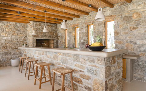 Villa Demetra: Væg, Træ, Møbel, Indretning, Gulvbelægning, Loft, Stenmur, Countertop, Barstol, Køkken