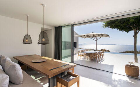 Villa Teseo: Møbel, Bord, Etage, Indretning, Køkken & Spisebord, Stol, Gulvbelægning, Hjem, Hav, Skygge