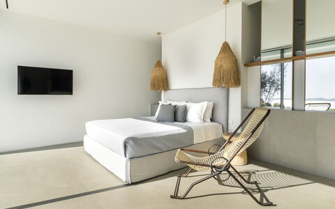 Villa Teseo: Træ, Gulvbelægning, Møbel, Etage, Indretning, Loft, Soveværelse, Stol, Throw Pillow, Seng