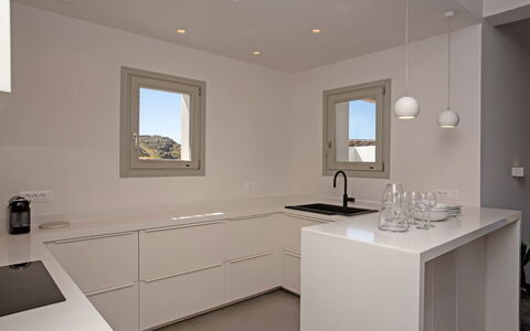 Villa Chimera: Countertop, Køkken, Indretning, Gulvbelægning, Væg, Møbel, Etage, Cabinetry, Loft, Håndvask
