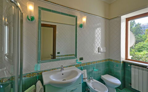 Apartment Bright: Sanitærarmatur, Indretning, Badeværelsesvask, Gulvbelægning, Badeværelse, Tap, Håndvask, Etage, Vvs, Flise