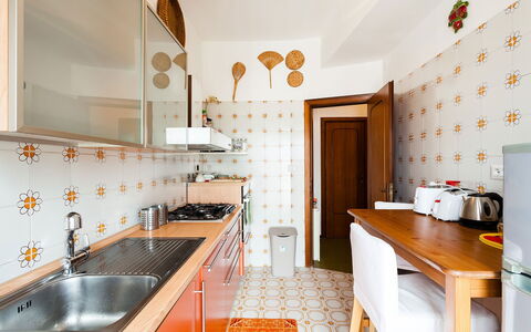 Apartment Snicher: Indretning, Gulvbelægning, Køkken, Træ, Møbel, Etage, Countertop, Værelse, Belysning, Cabinetry