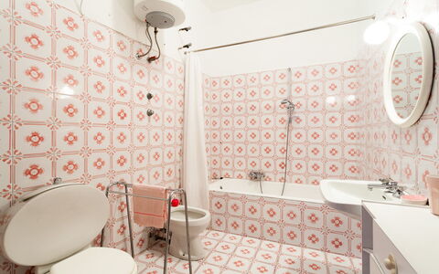 Casa Annalu: Gulvbelægning, Etage, Indretning, Badeværelse, Sanitærarmatur, Flise, Toilet, Vvs, Loft, Toiletbræt