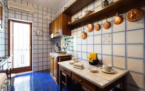 Casa Gina: Indretning, Gulvbelægning, Køkken, Countertop, Etage, Cabinetry, Værelse, Flise, Skab, Køkken Apparat