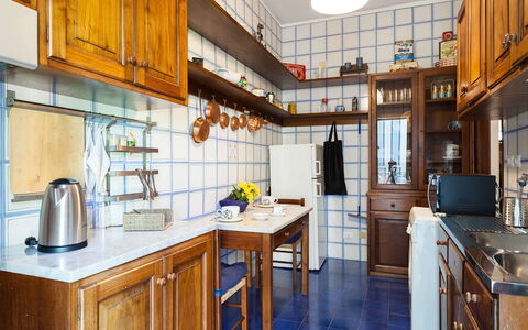 Casa Gina: Køkken, Cabinetry, Træ, Countertop, Indretning, Gulvbelægning, Møbel, Skab, Køkken Apparat, Etage