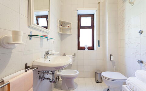 Casa Gina: Gulvbelægning, Toiletbræt, Indretning, Etage, Sanitærarmatur, Badeværelsesvask, Toilet, Badeværelse, Håndvask, Værelse