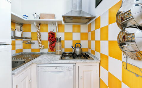 Casa Mauro: Gul, Køkken, Indretning, Gulvbelægning, Etage, Køkken Apparat, Større Bandage, Flise, Countertop, Komfur