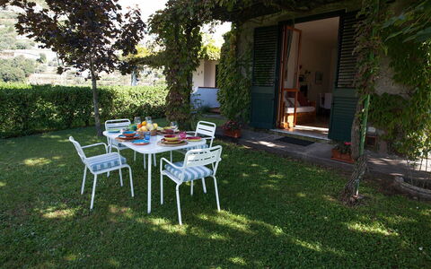Casa Ravello with Garden: Møbel, Udendørs Møbler, Stol, Bord, Udendørs Bord, Busk, Have, Bunddække, Skygge, Backyard
