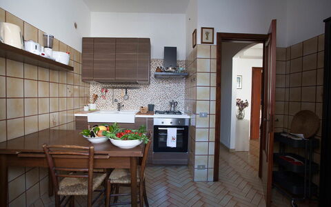 Casa Ravello with Garden: Møbel, Gulvbelægning, Indretning, Træ, Etage, Køkken, Køkken Apparat, Countertop, Cabinetry, Værelse