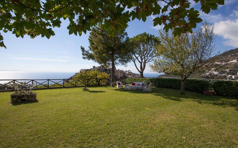 Casa Ravello with Garden: Have, Hav, Ocean, Lawn, Kyst, Landscaping, Skygge, Tropics, Evergreen