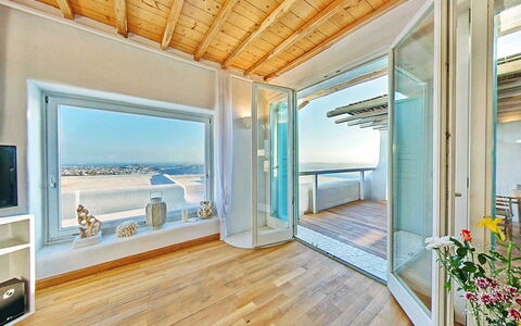Sunkiss Villa: Etage, Gulvbelægning, Lejlighed, Loft, Altan, Trægulve, Dagslys, Hotel, Hårdttræ, Penthouselejlighed