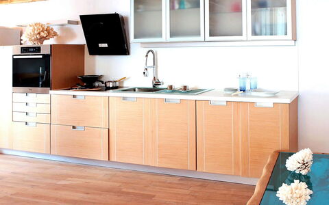 Sunkiss Villa: Gulvbelægning, Møbel, Træ, Indretning, Køkken, Etage, Trægulve, Countertop, Belysning, Loft