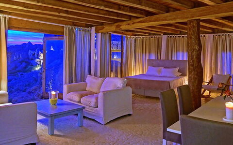 Sunkiss Villa: Møbel, Indretning, Belysning, Værelse, Gardin, Stol, Hotel, Hårdttræ, Pude, Sengetøj