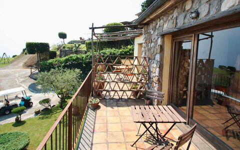 The Sea Farmhouse: Altan, Hegn, Landscaping, Flise, Blomsterkrukke, Eco Hotel, Udendørs Møbler, Stueplante, Gårdsplads, Udendørs Bord