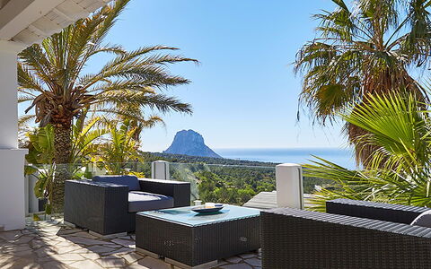Villa Ariel: Møbel, Bord, Hav, Stol, Køkken & Spisebord, Ocean, Stueplante, Eco Hotel, Udvej, Skygge
