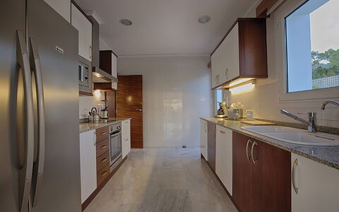 Villa Bridget: Countertop, Gulvbelægning, Køkken, Indretning, Træ, Større Bandage, Cabinetry, Køkken Apparat, Etage, Håndvask