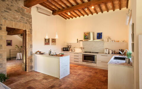 Villa Collombroso: Møbel, Indretning, Gulvbelægning, Væg, Træ, Etage, Loft, Countertop, Køkken, Belysning