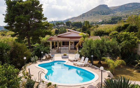 Villa la Randa: Svømmepøl, Udvej, Udendørs Møbler, Thermae, Eco Hotel, Fritid, Paraply, Flise, Skygge, Stol