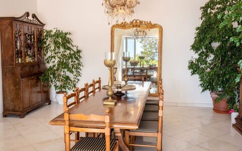 Villa Lamaro: Møbel, Indretning, Træ, Gulvbelægning, Bord, Etage, Belysning, Værelse, Stol, Spisestue