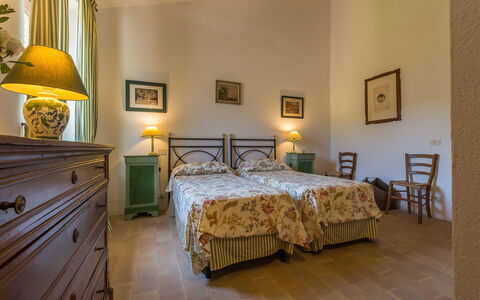 Villa Molinazzo 10: Møbel, Indretning, Væg, Soveværelse, Loft, Seng, Værelse, Gulvbelægning, Sengetøj, Etage