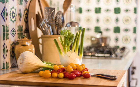 Villa Molinazzo 14: Køkken, Bordservice, Countertop, Mad, Serveware, Tilberedning, Frugt, Køkken Apparat, Naturlige Fødevarer