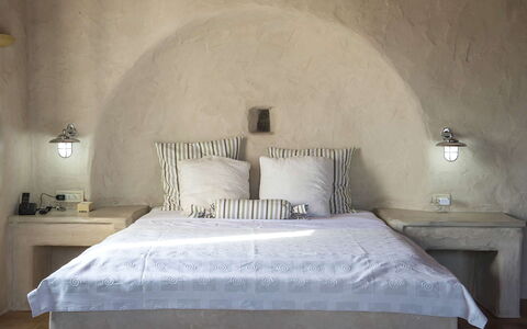 Villa Mycenaean: Soveværelse, Pude, Sengetøj, Sengetøj, Bed Frame, Lampe, Sengetøj, Throw Pillow, Seng