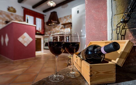 Villa Thyrrenia: Møbel, Flaske, Drinkware, Vin, Barware, Glas Flaske, Stol