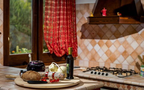 Villa Thyrrenia: Træ, Indretning, Gulvbelægning, Køkken, Etage, Værelse, Mad, Bejdse, Køkken Apparat, Countertop