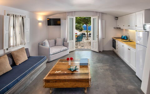 Villa Vorias: Møbel, Couch, Udendørs Møbler, Hårdttræ, Køkken & Spisebord, Stol, Kaffebord, Udendørs Struktur, Stue