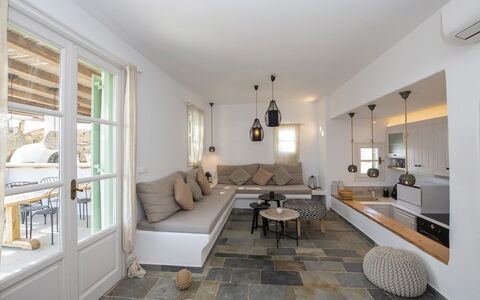 Boho House: Møbel, Gulvbelægning, Væg, Etage, Indretning, Couch, Loft, Hjem, Bord, Stue