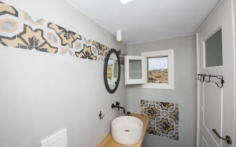 Boho House: Væg, Indretning, Gulvbelægning, Etage, Sanitærarmatur, Værelse, Vvs, Badeværelse, Flise, Toilet