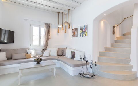 Carmen 1: Indretning, Møbel, Gulvbelægning, Hjem, Etage, Couch, Loft, Lejlighed, Stue