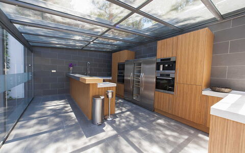 Casa Asia: Træ, Gulvbelægning, Køkken, Indretning, Etage, Countertop, Loft, Kompositmateriale, Glas, Bejdse