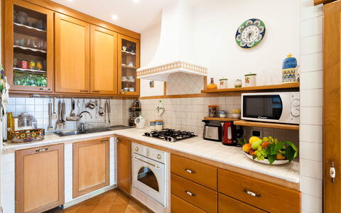 Casa Dorothea 2: Køkken, Køkken Apparat, Countertop, Større Bandage, Cabinetry, Indretning, Træ, Komfur, Husholdningsapparat, Møbel