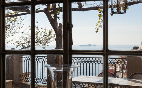 Casa la Sponda: Træ, Møbel, Jern, Stol, Altan, Metal, Hav, Glas, Skygge, Ocean