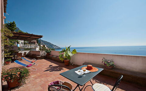 Positano View: Hav, Kyst, Coastal Og Oceaniske Landskabsformer, Altan, Ocean, Blomsterkrukke, Strand, Kyst, Udvej, Udendørs Møbler