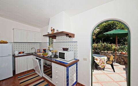 Positano View: Køkken, Køkken Apparat, Countertop, Større Bandage, Indretning, Gulvbelægning, Møbel, Cabinetry, Etage, Komfur